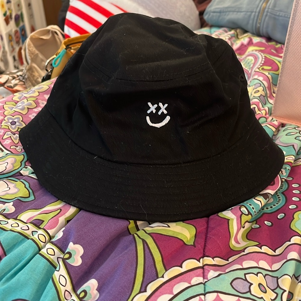 louis tomlinson official merch smiley bucket hat